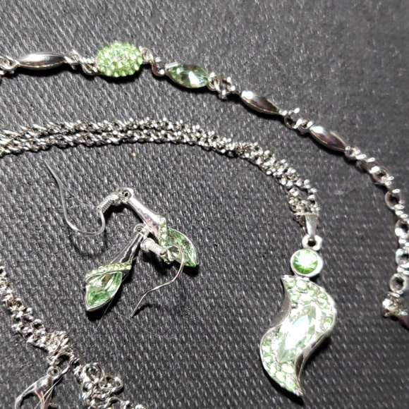 Earing, Necklace, Bracelet Set - Picture 6 of 6